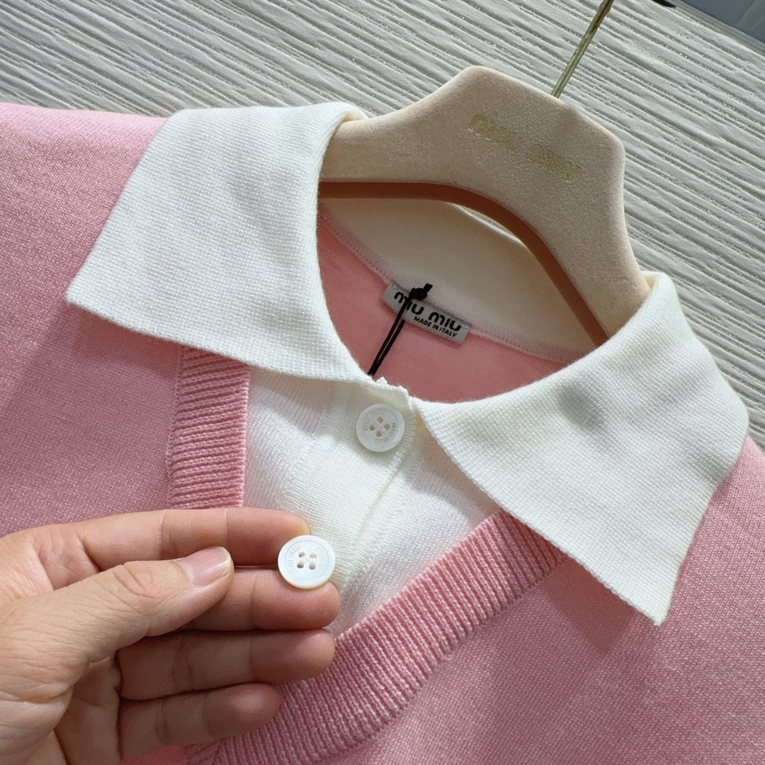 🛍️ Miu Mi* 👑2025FW新品 经典毛衣 100%初剪羊毛 质感细腻软糯。经典减龄单品！版型不