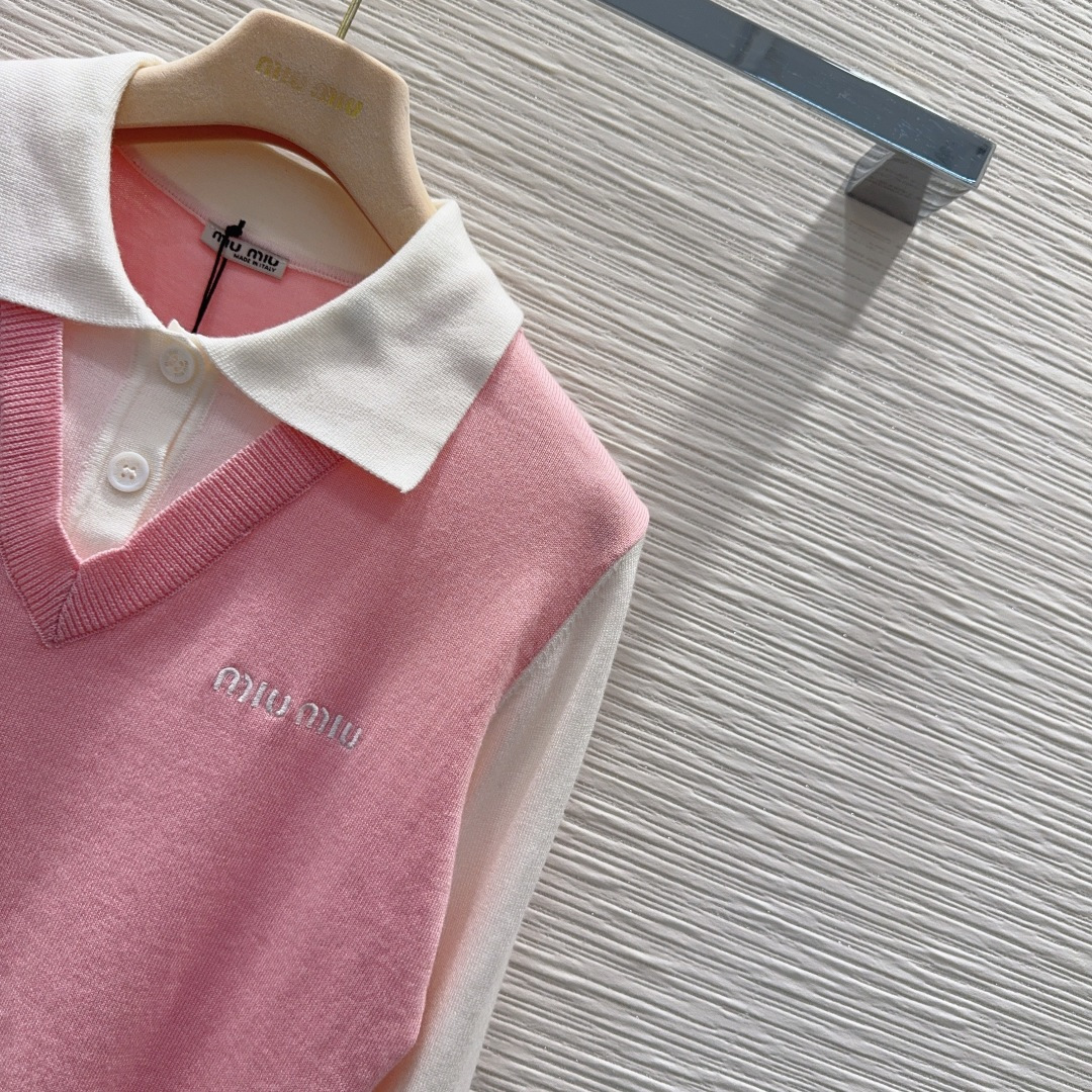 🛍️ Miu Mi* 👑2025FW新品 经典毛衣 100%初剪羊毛 质感细腻软糯。经典减龄单品！版型不