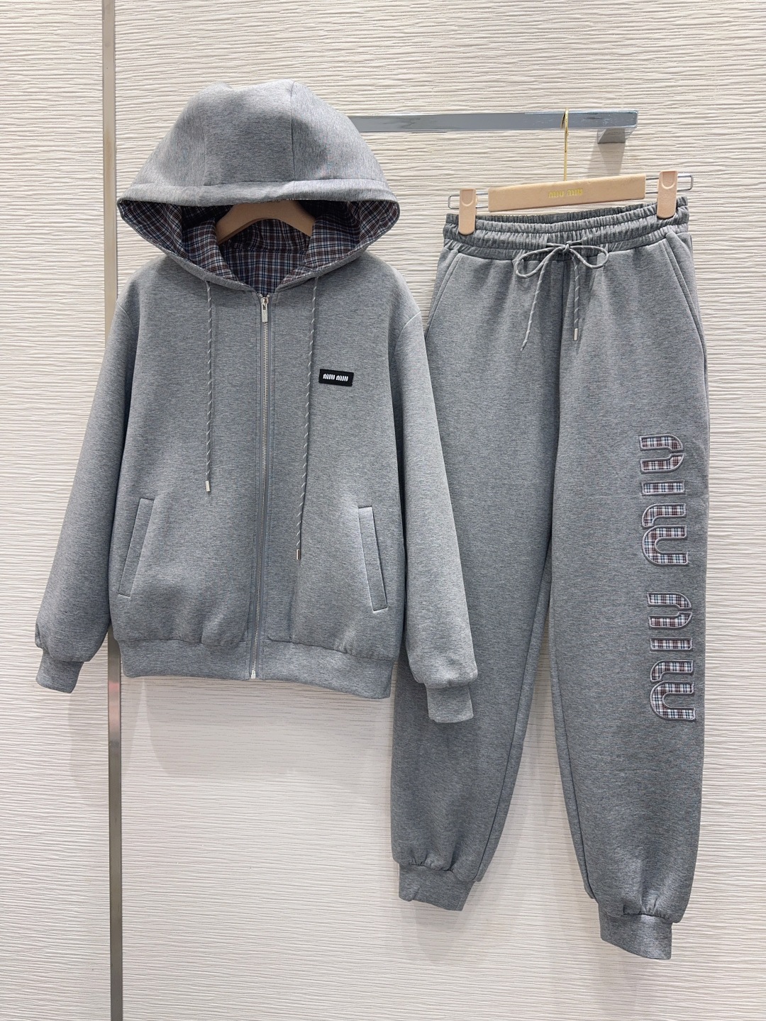 Miu Miu Ensemble de Survêtement Gris Réversible - Collection Automne/Hiver 2025