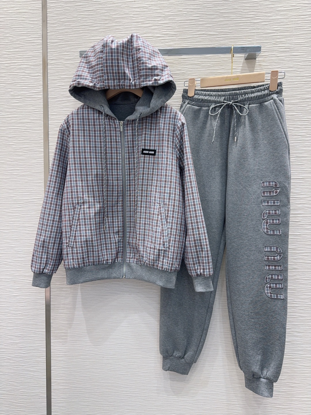 Miu Miu 2025FW Nieuwe Collectie Trainingspak met Plaid Jas en Joggingbroek