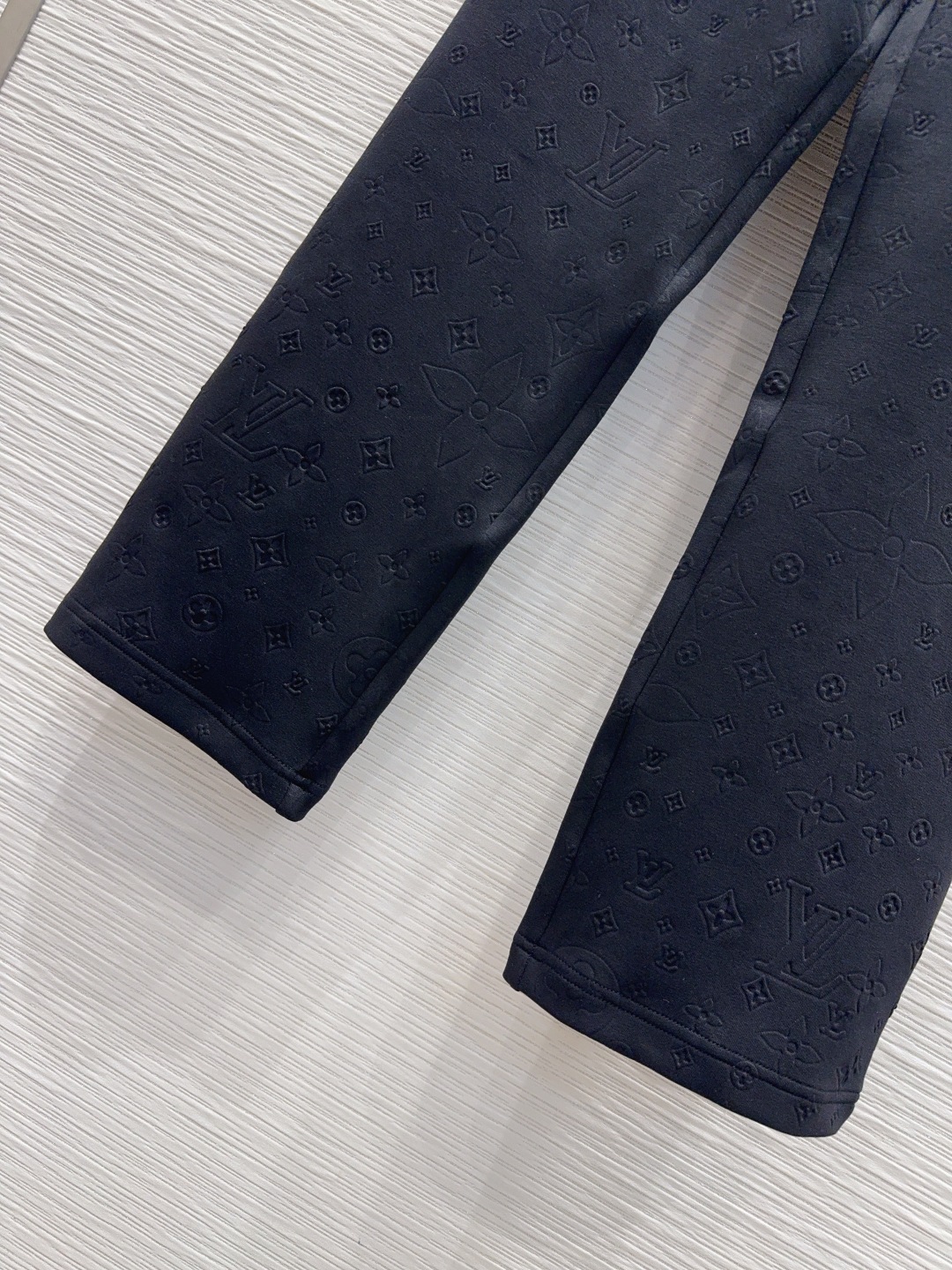 Louis Vuitton 2025FW Women's Black Monogram Embossed Tracksuit Set 5 cmp i1758016527138 2766 0 3