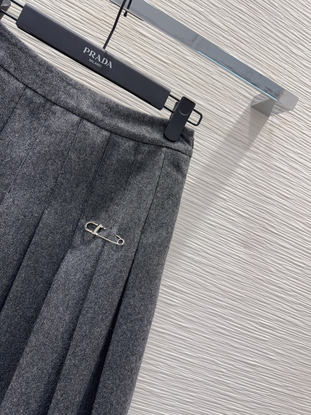 🛍️ Prad* 👑2025FW新款半裙 50%羊毛 又一款时尚达人的心头好！细节精致 每一件到手都是惊