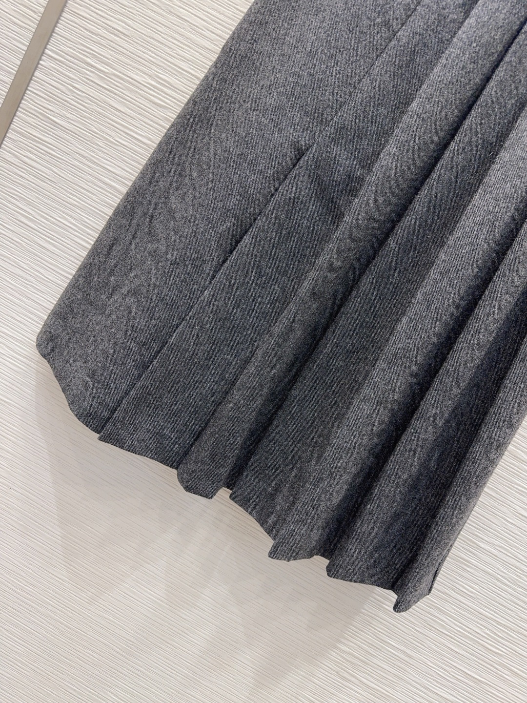 🛍️ Prad* 👑2025FW新款半裙 50%羊毛 又一款时尚达人的心头好！细节精致 每一件到手都是惊