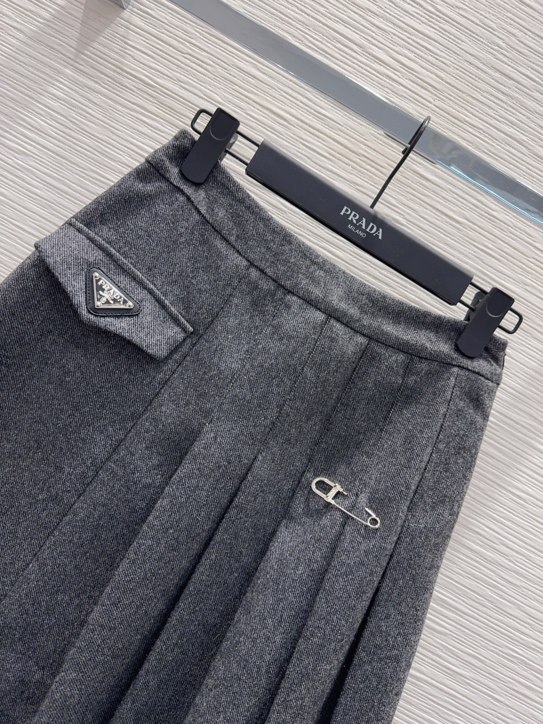 🛍️ Prad* 👑2025FW新款半裙 50%羊毛 又一款时尚达人的心头好！细节精致 每一件到手都是惊