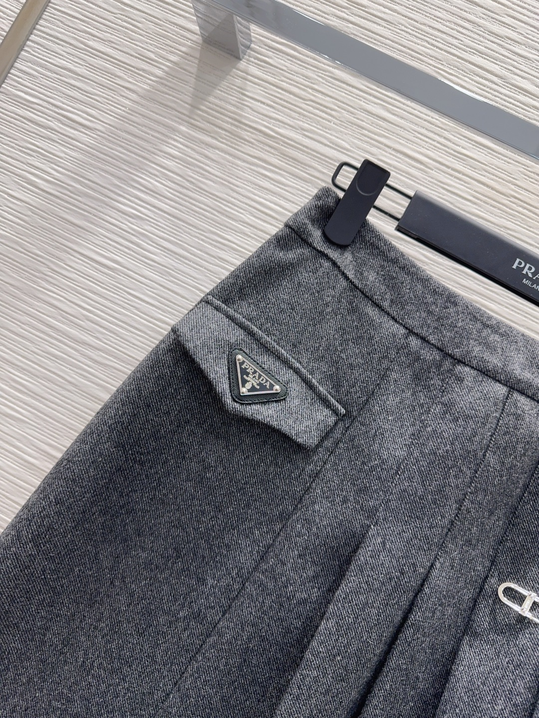 🛍️ Prad* 👑2025FW新款半裙 50%羊毛 又一款时尚达人的心头好！细节精致 每一件到手都是惊