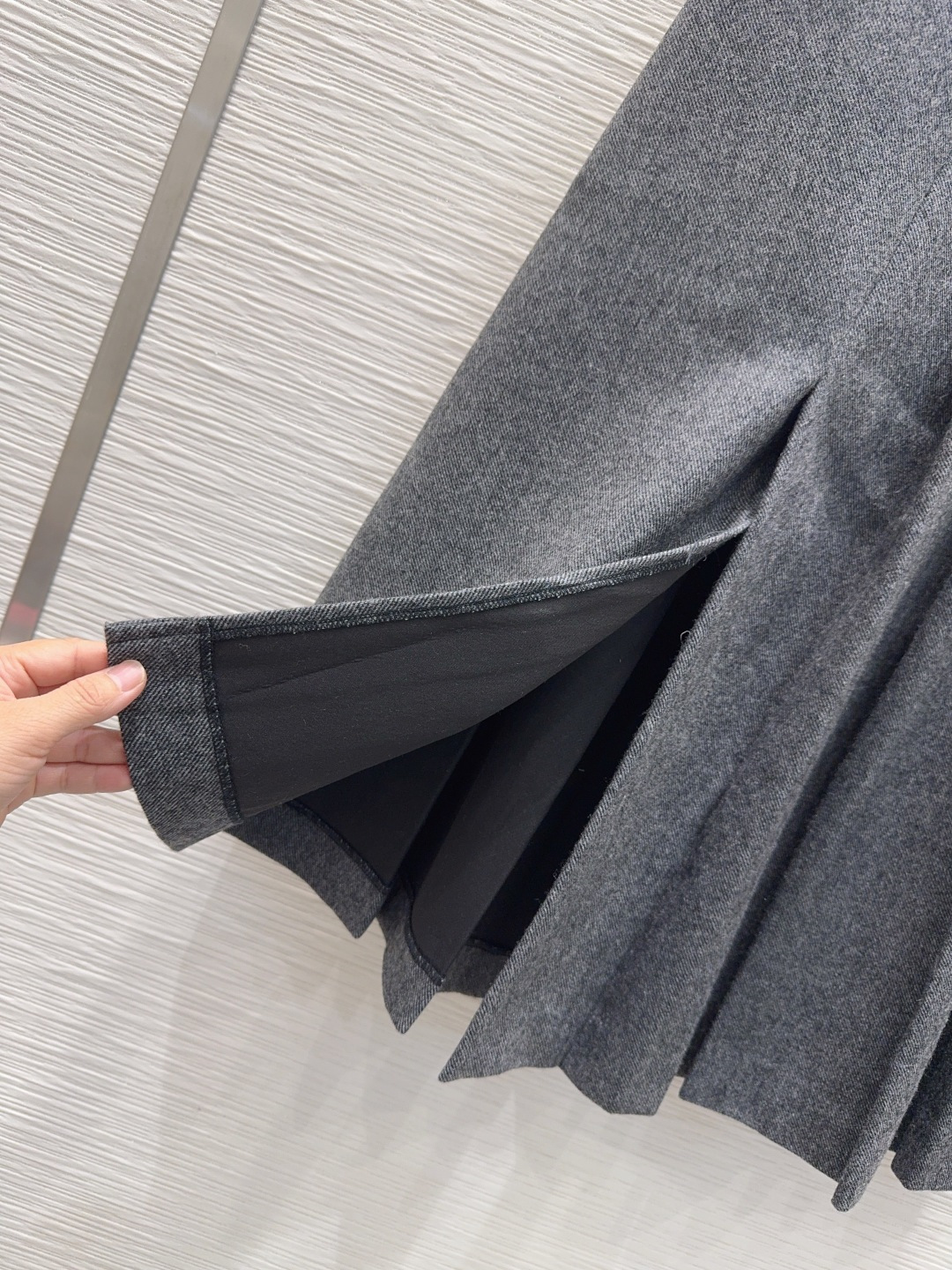 🛍️ Prad* 👑2025FW新款半裙 50%羊毛 又一款时尚达人的心头好！细节精致 每一件到手都是惊