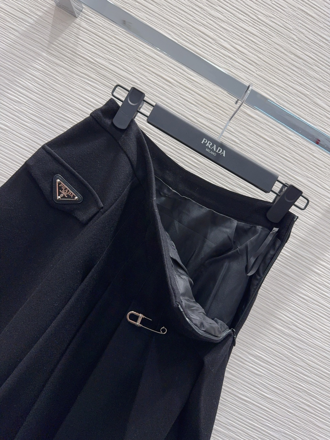 🛍️ Prad* 👑2025FW新款半裙 50%羊毛 又一款时尚达人的心头好！细节精致 每一件到手都是惊