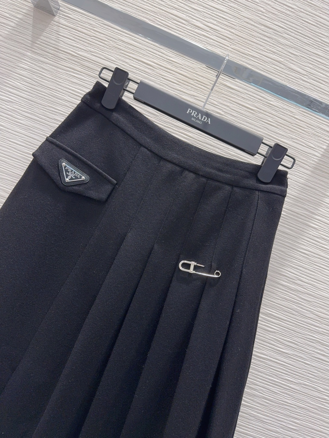 🛍️ Prad* 👑2025FW新款半裙 50%羊毛 又一款时尚达人的心头好！细节精致 每一件到手都是惊