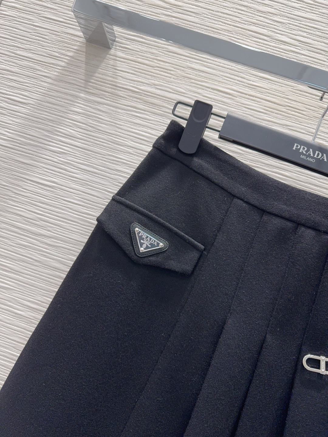 🛍️ Prad* 👑2025FW新款半裙 50%羊毛 又一款时尚达人的心头好！细节精致 每一件到手都是惊