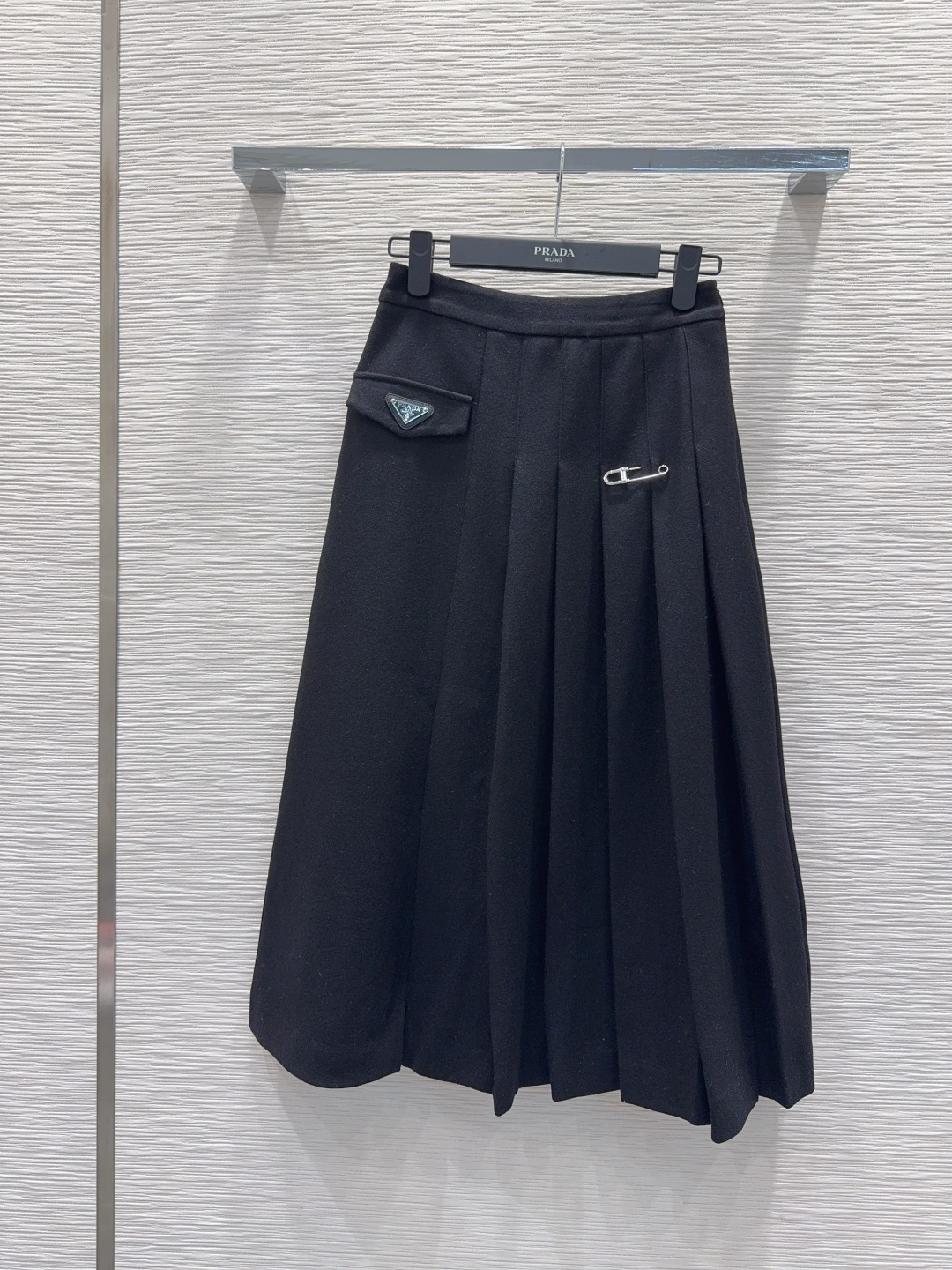 🛍️ Prad* 👑2025FW新款半裙 50%羊毛 又一款时尚达人的心头好！细节精致 每一件到手都是惊