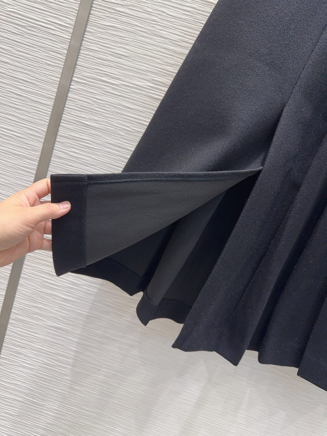 🛍️ Prad* 👑2025FW新款半裙 50%羊毛 又一款时尚达人的心头好！细节精致 每一件到手都是惊