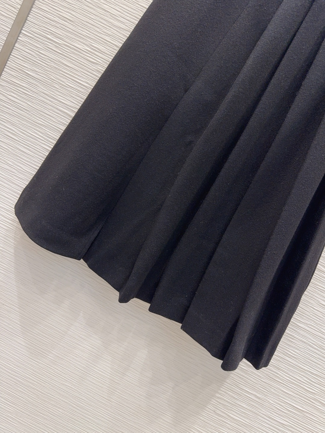 🛍️ Prad* 👑2025FW新款半裙 50%羊毛 又一款时尚达人的心头好！细节精致 每一件到手都是惊