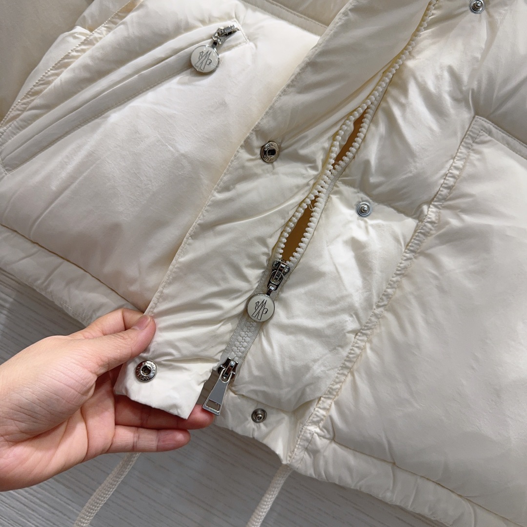 🛍️Moncle*👑2025FW新款羽绒服 90%鹅绒 充绒量68克 整体保暖效果拉满，常规款羽绒服 休
