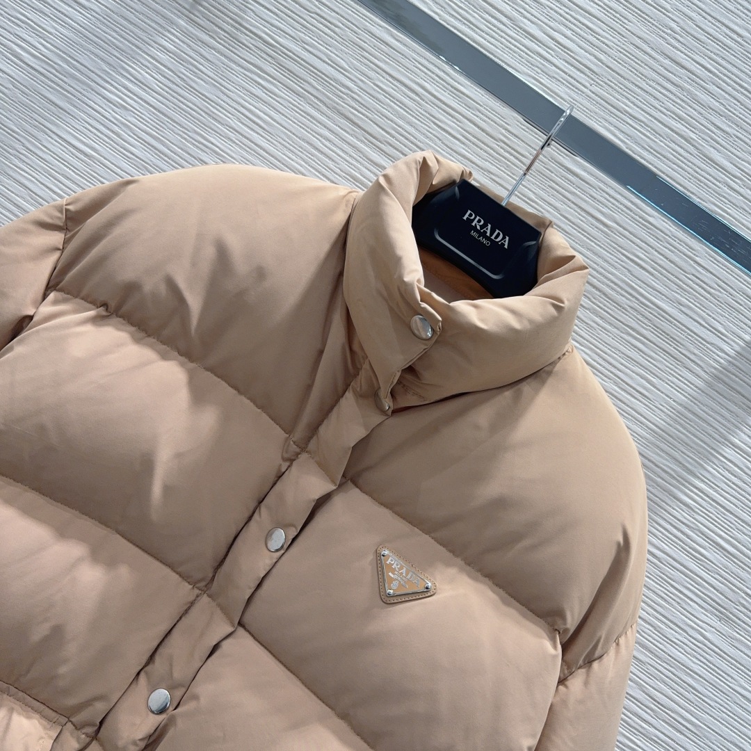 🛍️ Prad* 👑2025FW新款羽绒服 整体保暖效果拉满，常规款羽绒服 休闲时尚，经典logo完美点