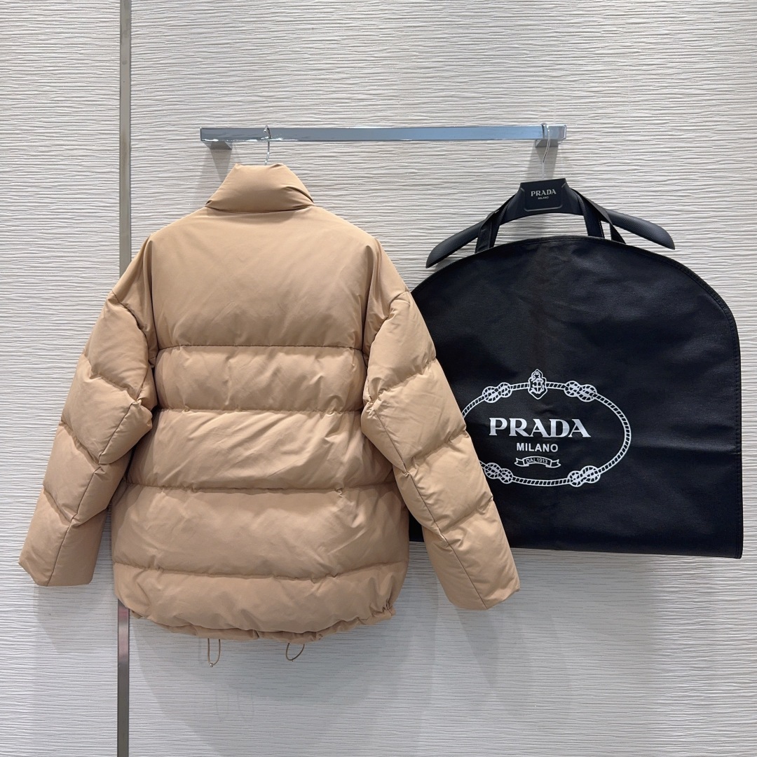 🛍️ Prad* 👑2025FW新款羽绒服 整体保暖效果拉满，常规款羽绒服 休闲时尚，经典logo完美点