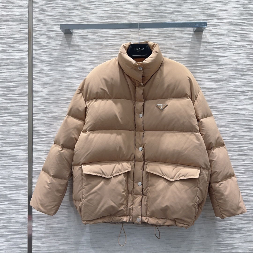 🛍️ Prad* 👑2025FW新款羽绒服 整体保暖效果拉满，常规款羽绒服 休闲时尚，经典logo完美点