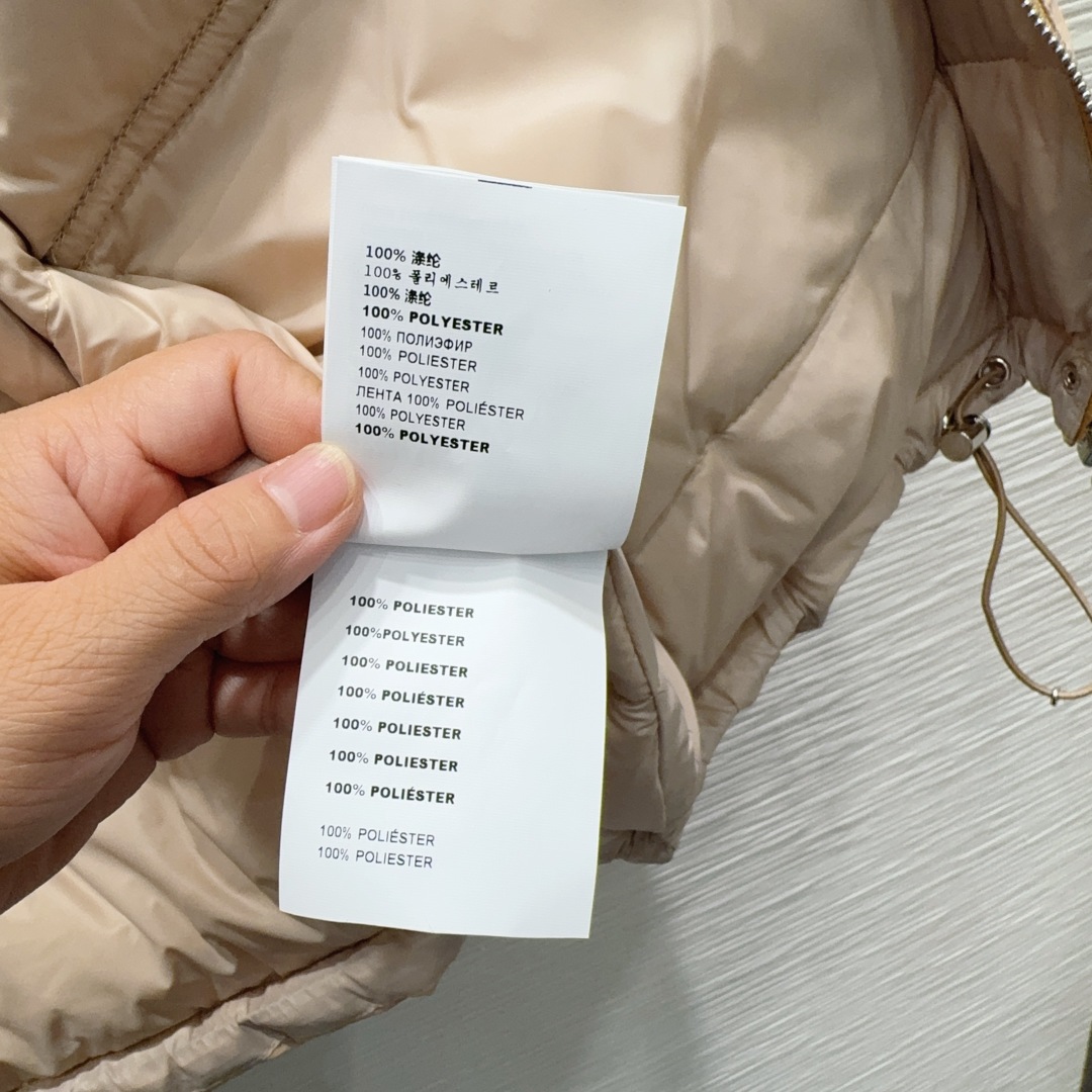 🛍️ Prad* 👑2025FW新款羽绒服 整体保暖效果拉满，常规款羽绒服 休闲时尚，经典logo完美点