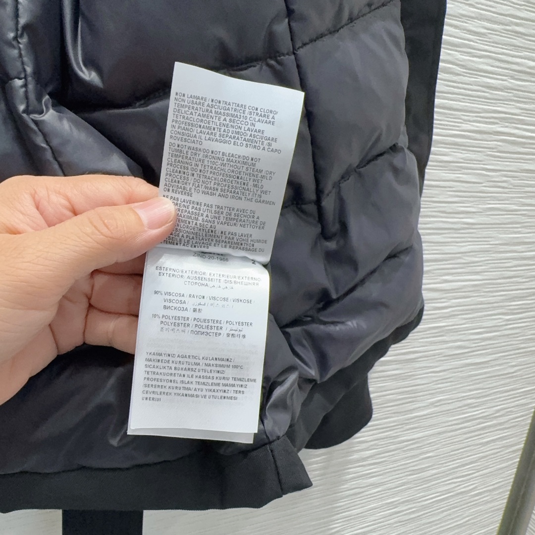 🛍️ Moncle* 👑2025FW新款羽绒服假两件套 整体保暖效果拉满，常规款羽绒服 休闲时尚，经典l