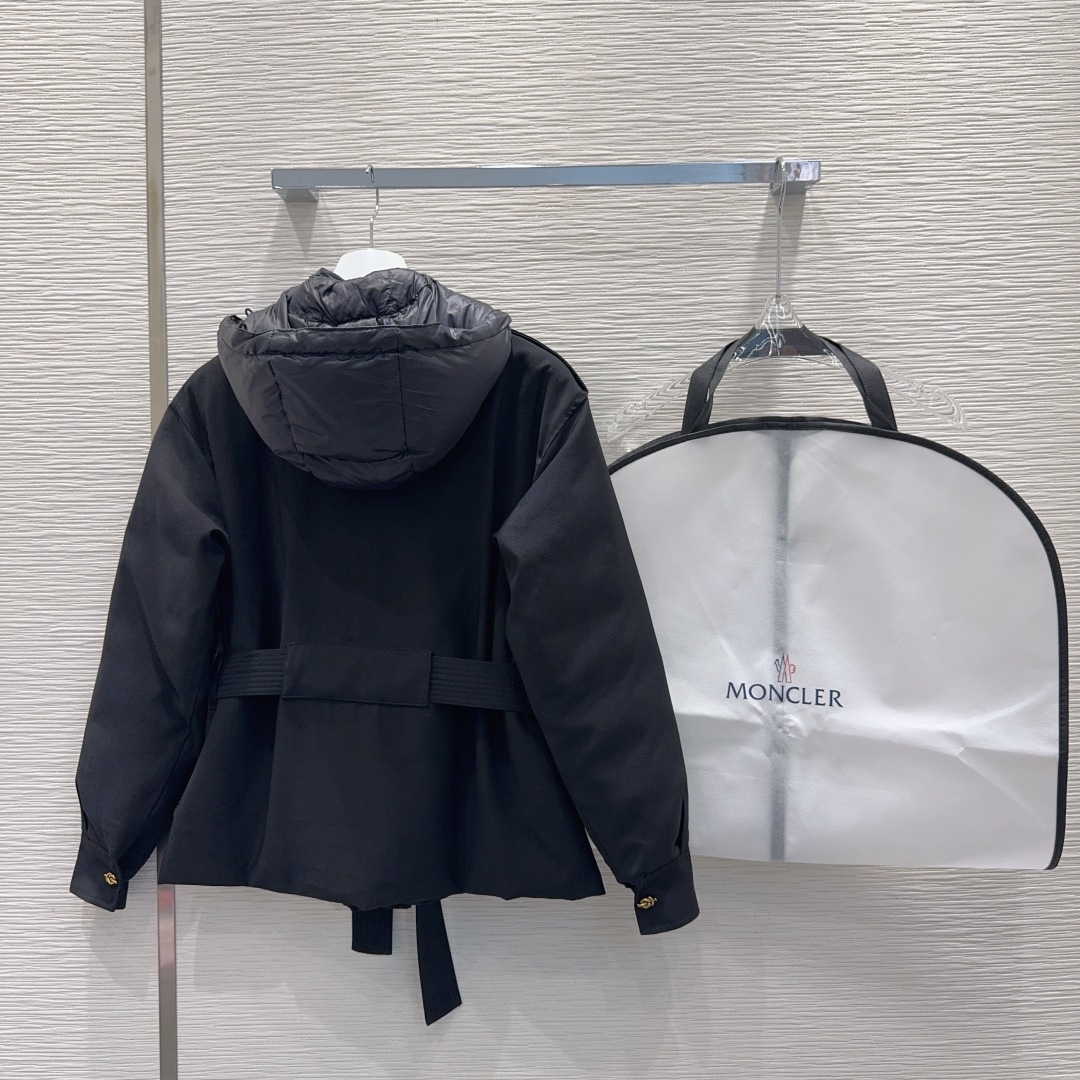 🛍️ Moncle* 👑2025FW新款羽绒服假两件套 整体保暖效果拉满，常规款羽绒服 休闲时尚，经典l
