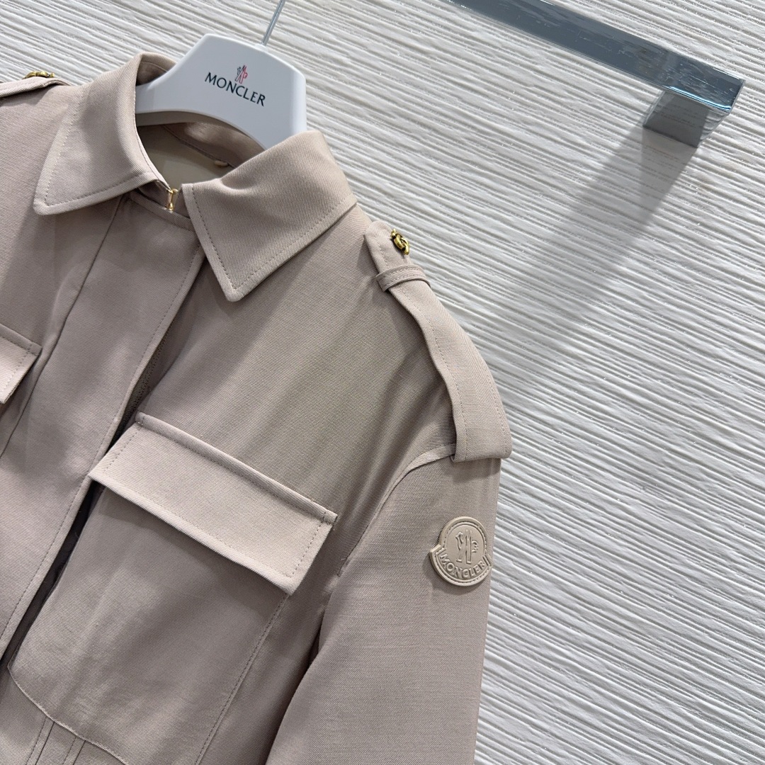🛍️ Moncle* 👑2025FW新款羽绒服假两件套 整体保暖效果拉满，常规款羽绒服 休闲时尚，经典l