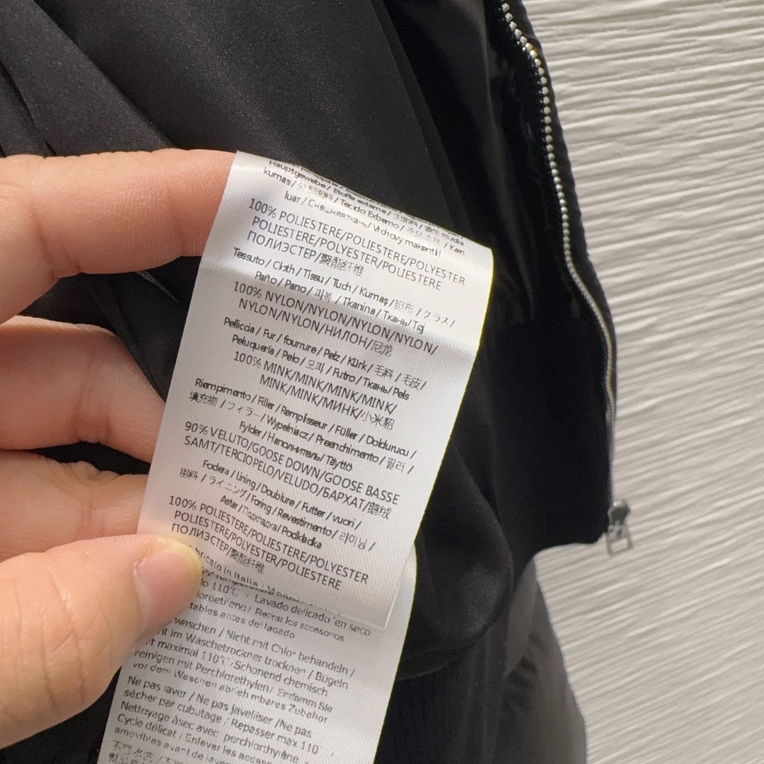 🛍️ Fend* 👑2025FW新款羽绒服 90%白鹅绒 毛领是小米貂 整体保暖效果拉满，常规款羽绒服 