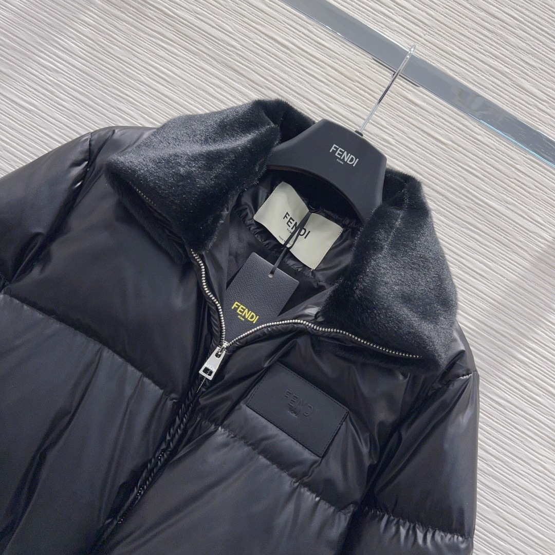 🛍️ Fend* 👑2025FW新款羽绒服 90%白鹅绒 毛领是小米貂 整体保暖效果拉满，常规款羽绒服 