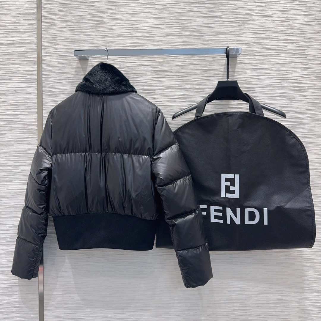 🛍️ Fend* 👑2025FW新款羽绒服 90%白鹅绒 毛领是小米貂 整体保暖效果拉满，常规款羽绒服 