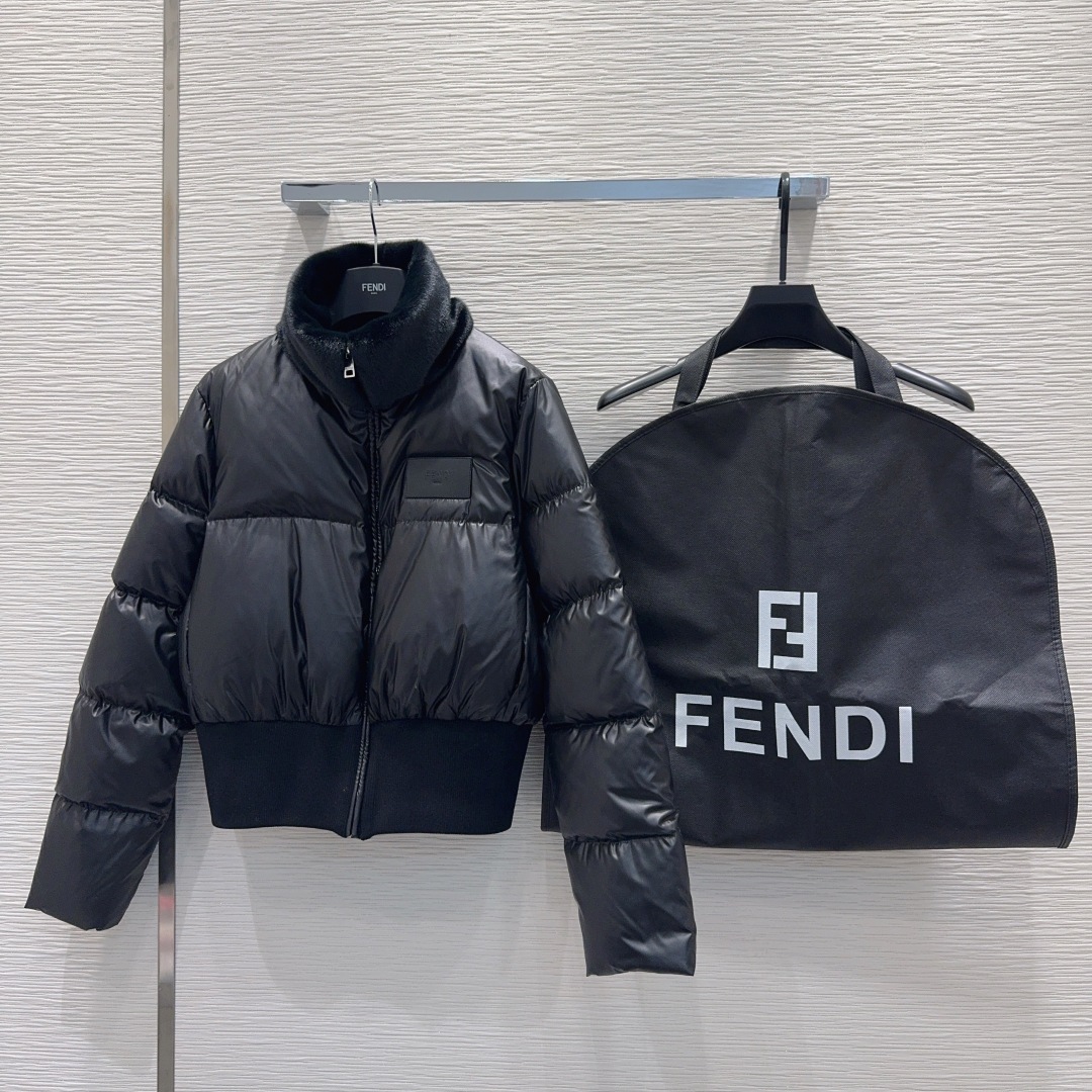 🛍️ Fend* 👑2025FW新款羽绒服 90%白鹅绒 毛领是小米貂 整体保暖效果拉满，常规款羽绒服 