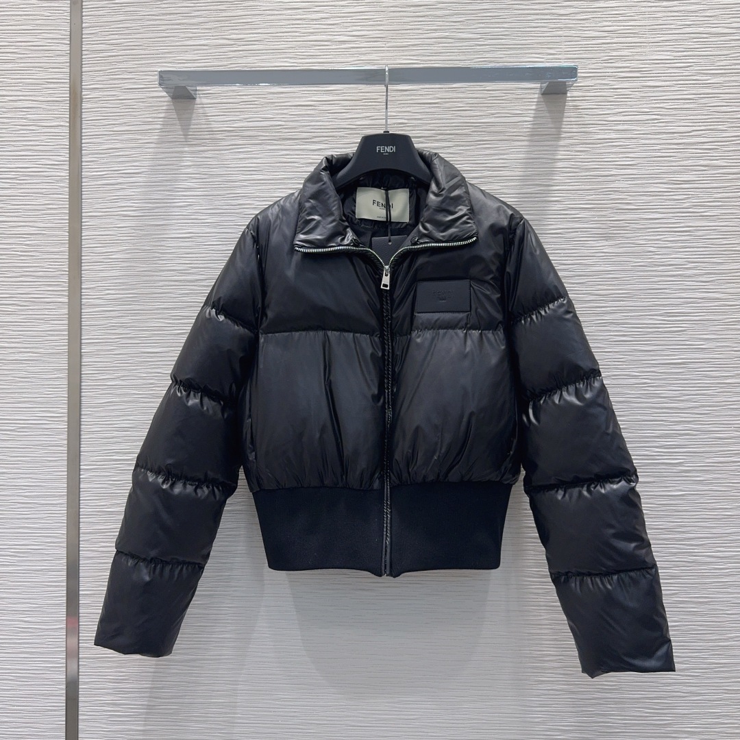 🛍️ Fend* 👑2025FW新款羽绒服 90%白鹅绒 毛领是小米貂 整体保暖效果拉满，常规款羽绒服 
