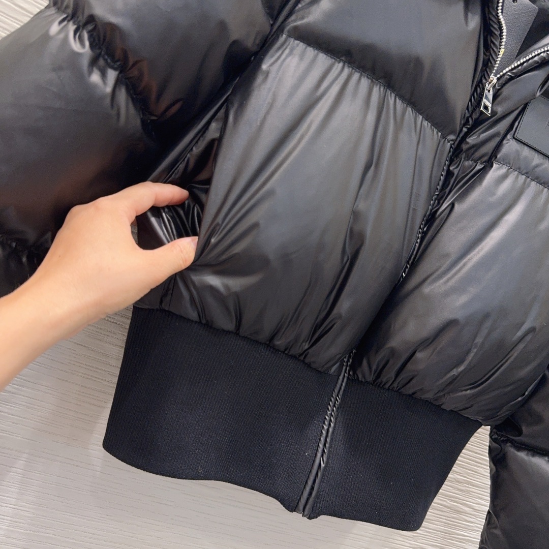 🛍️ Fend* 👑2025FW新款羽绒服 90%白鹅绒 毛领是小米貂 整体保暖效果拉满，常规款羽绒服 