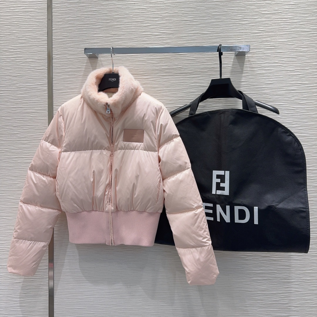 🛍️ Fend* 👑2025FW新款羽绒服 90%白鹅绒 毛领是小米貂 整体保暖效果拉满，常规款羽绒服 