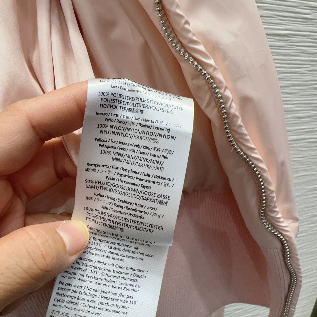 🛍️ Fend* 👑2025FW新款羽绒服 90%白鹅绒 毛领是小米貂 整体保暖效果拉满，常规款羽绒服 