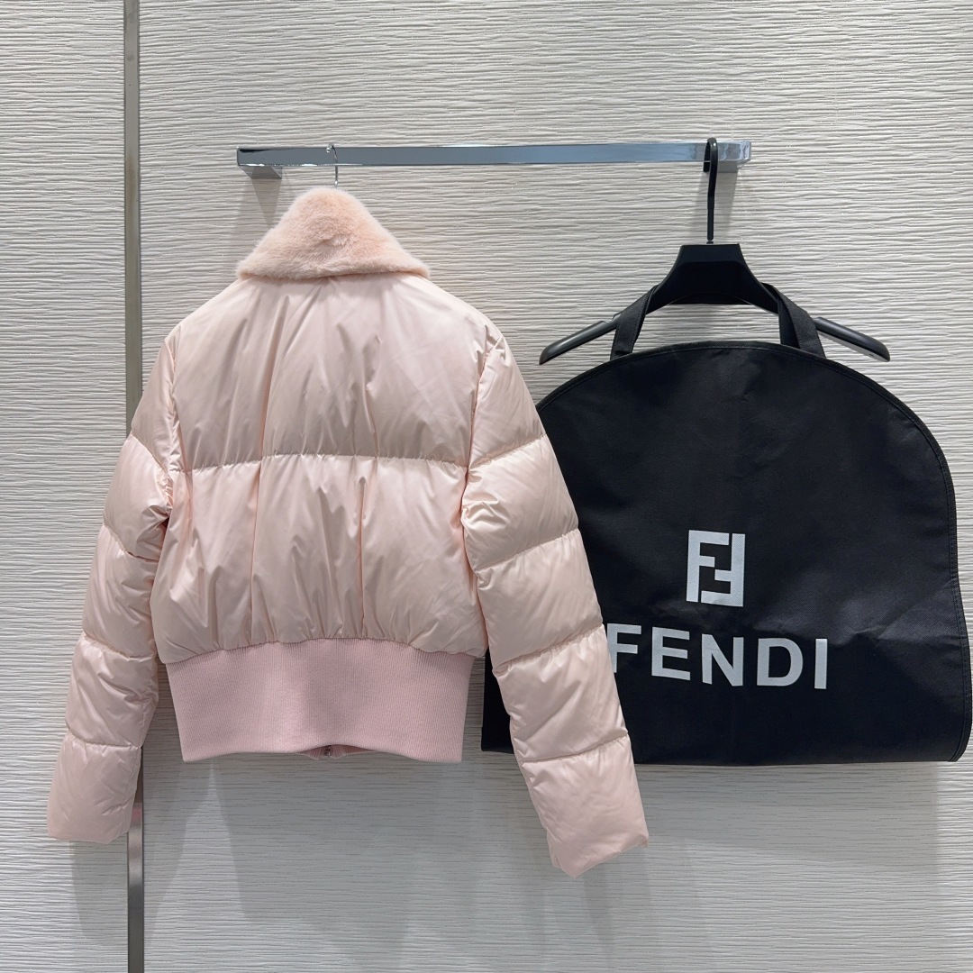 🛍️ Fend* 👑2025FW新款羽绒服 90%白鹅绒 毛领是小米貂 整体保暖效果拉满，常规款羽绒服 