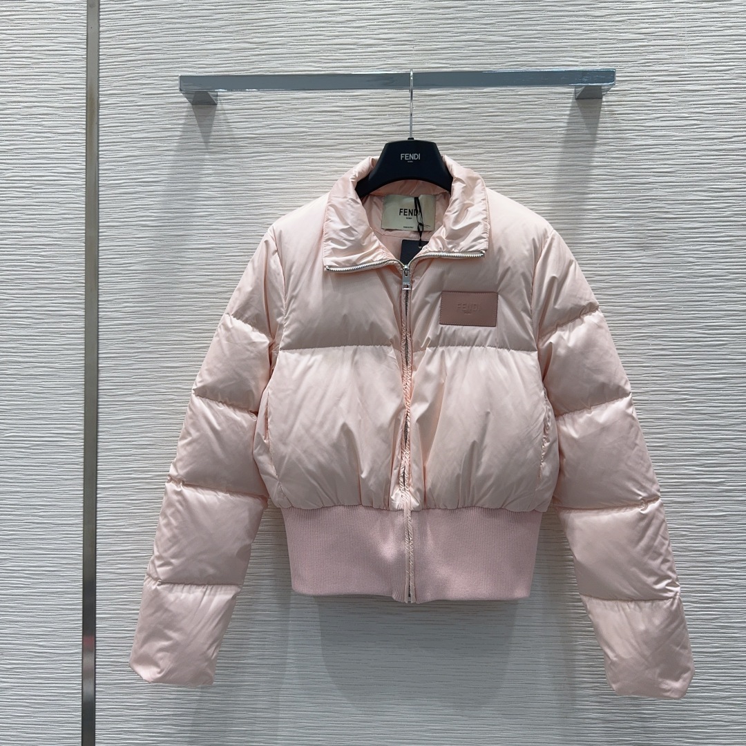🛍️ Fend* 👑2025FW新款羽绒服 90%白鹅绒 毛领是小米貂 整体保暖效果拉满，常规款羽绒服 