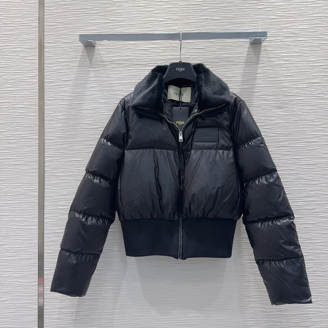 🛍️ Fend* 👑2025FW新款羽绒服 90%白鹅绒 毛领是小米貂 整体保暖效果拉满，常规款羽绒服 