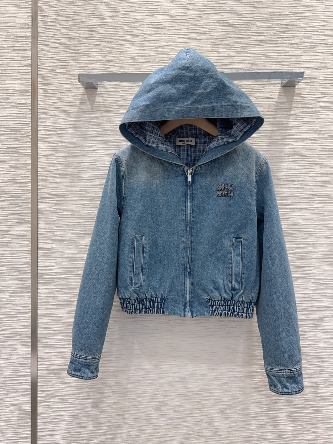 🛍️ Miu Mi* 👑2025FW新款 高版出品~超时髦新款丹宁牛仔 酵洗个性色调上身又酷又飒爽 采用