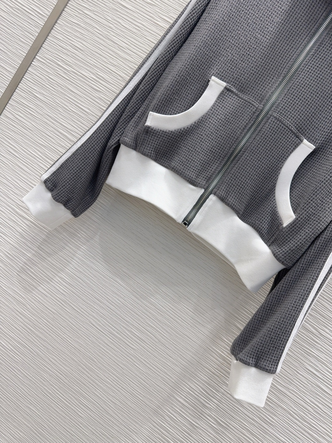 🛍️ Chane* 👑 2025FW新款套装 上身显瘦又提升时髦度，优雅气质，衣橱必备！做工品质看细节。