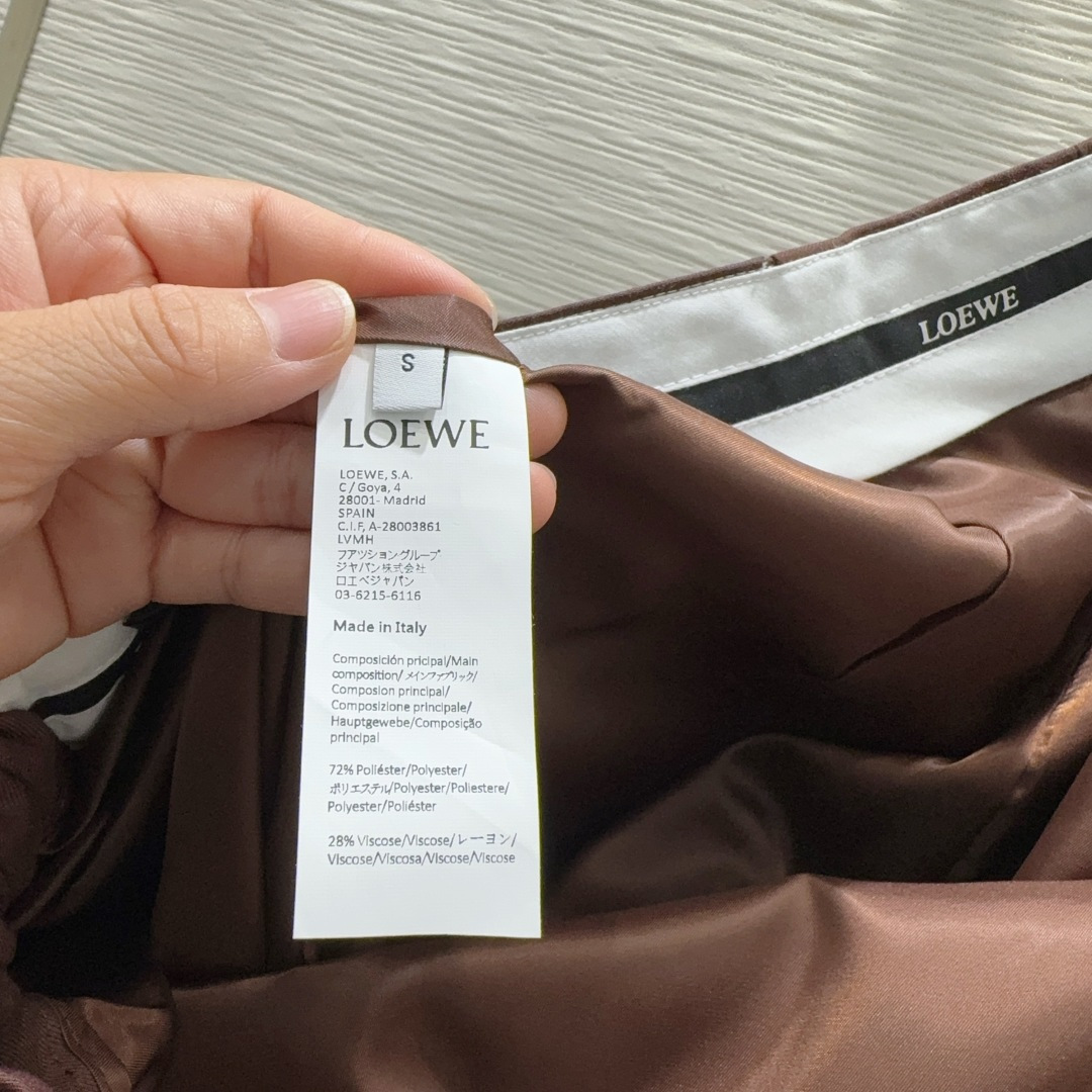 🛍️Loe w*e👑2025FW新款短裙 简洁大气 非常高级的进口质地 仔细看细节 颜色超正👍上身非常飒