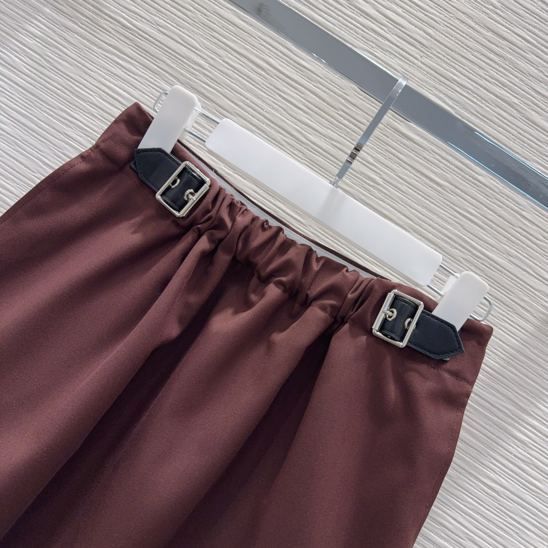 🛍️Loe w*e👑2025FW新款短裙 简洁大气 非常高级的进口质地 仔细看细节 颜色超正👍上身非常飒