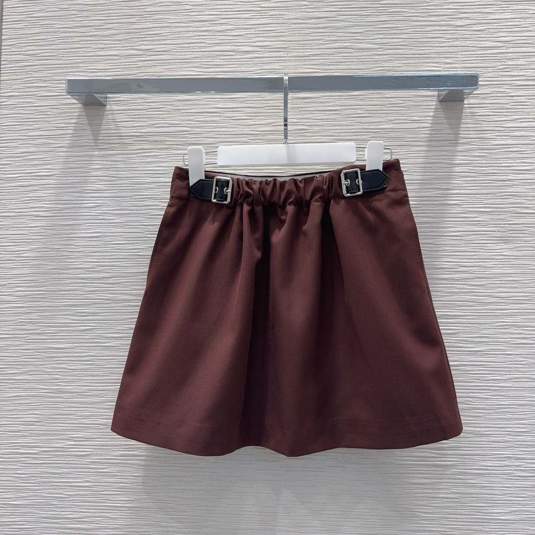 🛍️Loe w*e👑2025FW新款短裙 简洁大气 非常高级的进口质地 仔细看细节 颜色超正👍上身非常飒