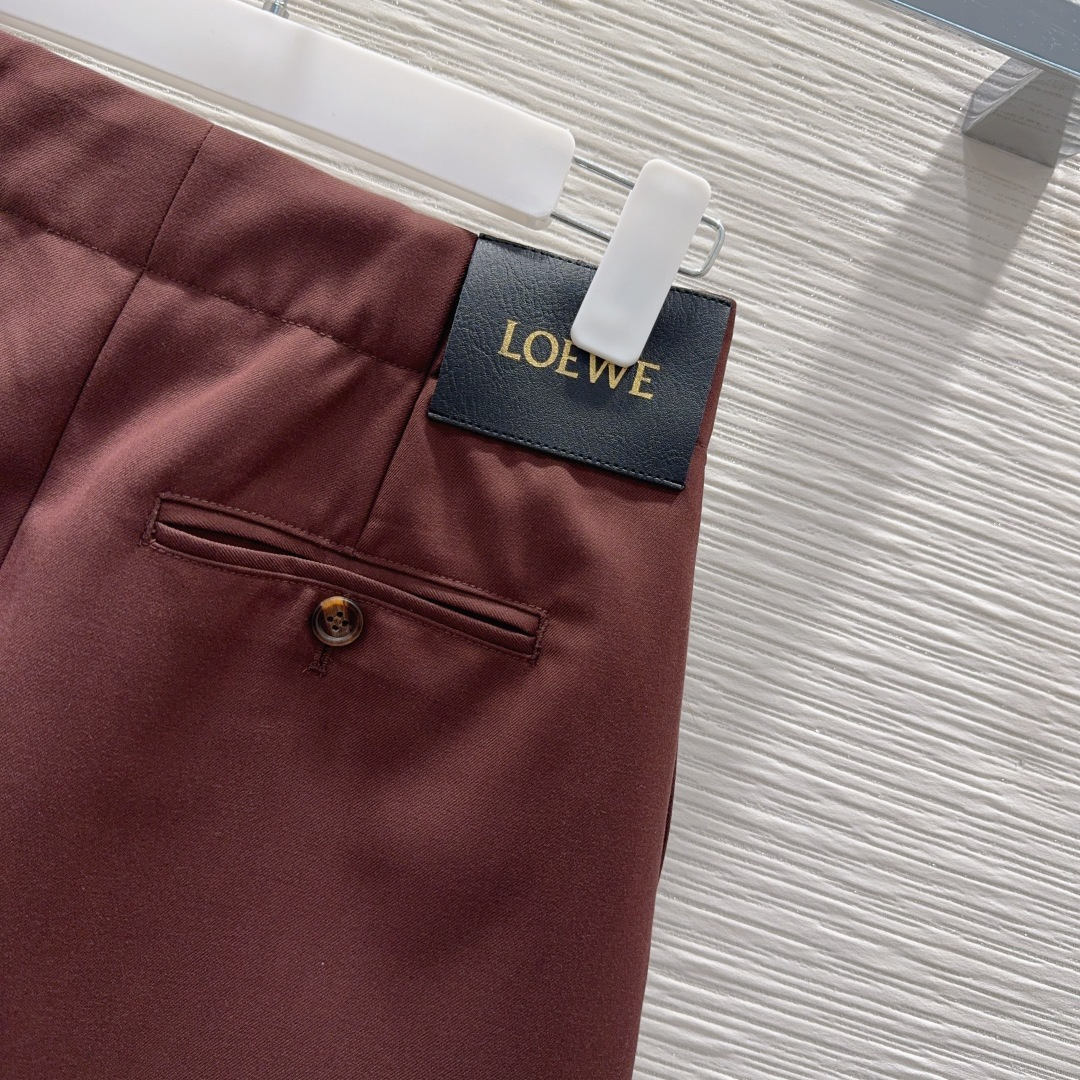 🛍️Loe w*e👑2025FW新款短裙 简洁大气 非常高级的进口质地 仔细看细节 颜色超正👍上身非常飒