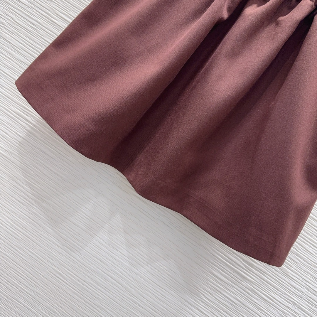 🛍️Loe w*e👑2025FW新款短裙 简洁大气 非常高级的进口质地 仔细看细节 颜色超正👍上身非常飒