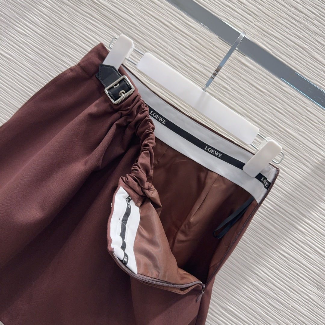 🛍️Loe w*e👑2025FW新款短裙 简洁大气 非常高级的进口质地 仔细看细节 颜色超正👍上身非常飒