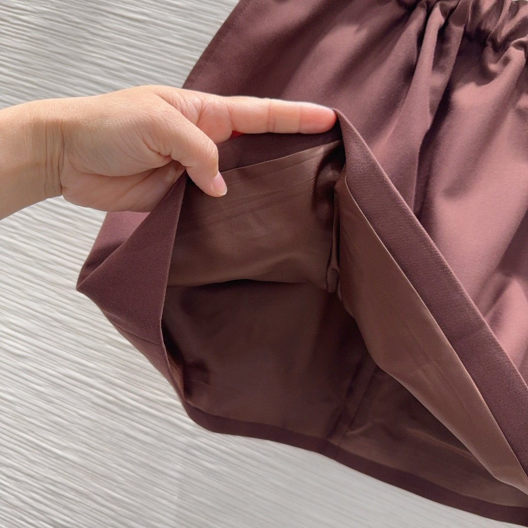 🛍️Loe w*e👑2025FW新款短裙 简洁大气 非常高级的进口质地 仔细看细节 颜色超正👍上身非常飒