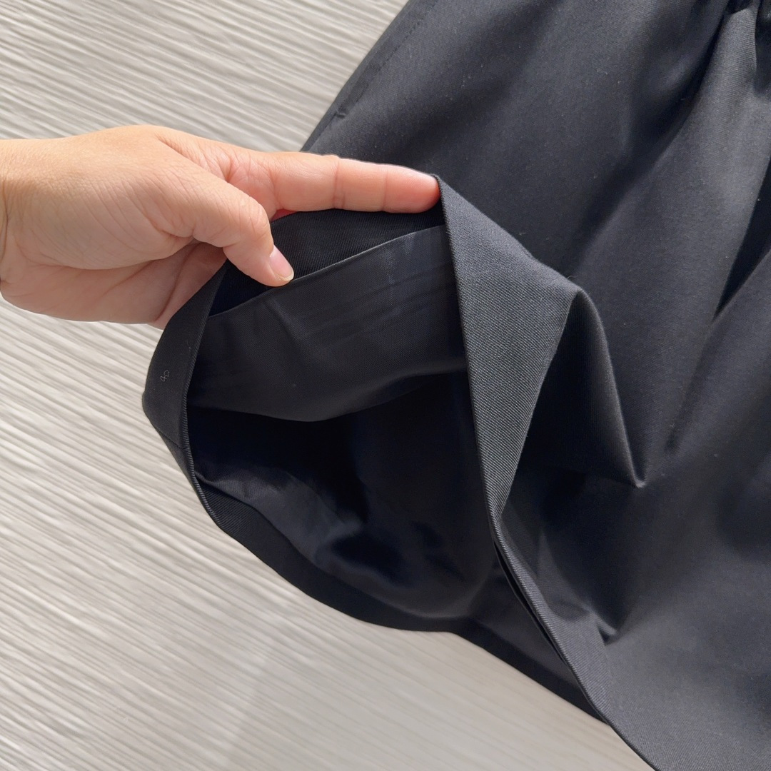 🛍️Loe w*e👑2025FW新款短裙 简洁大气 非常高级的进口质地 仔细看细节 颜色超正👍上身非常飒