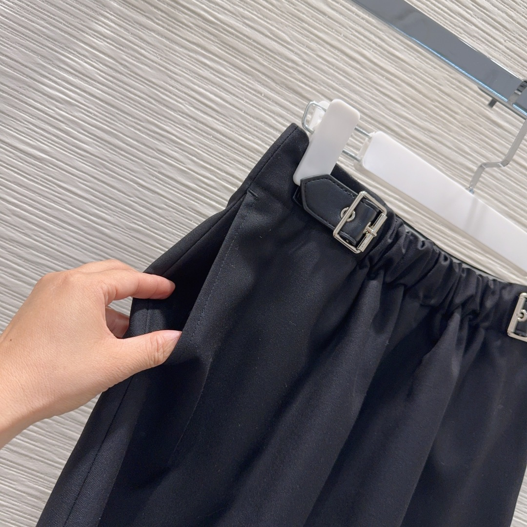 🛍️Loe w*e👑2025FW新款短裙 简洁大气 非常高级的进口质地 仔细看细节 颜色超正👍上身非常飒