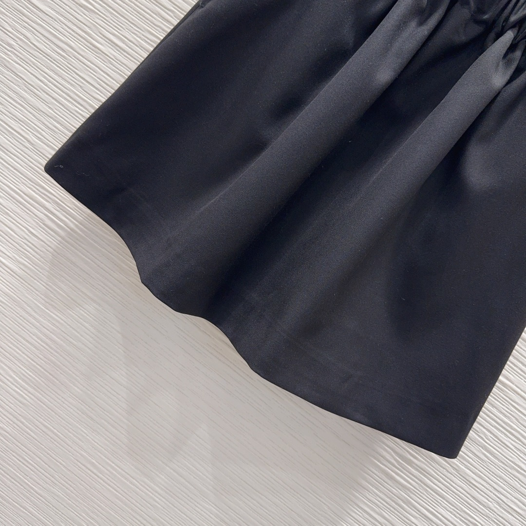 🛍️Loe w*e👑2025FW新款短裙 简洁大气 非常高级的进口质地 仔细看细节 颜色超正👍上身非常飒