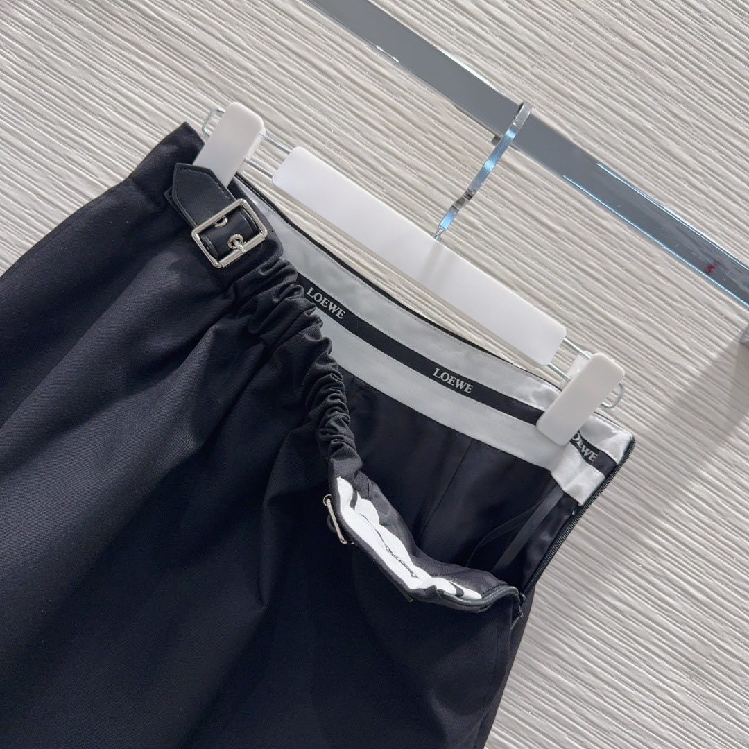 🛍️Loe w*e👑2025FW新款短裙 简洁大气 非常高级的进口质地 仔细看细节 颜色超正👍上身非常飒