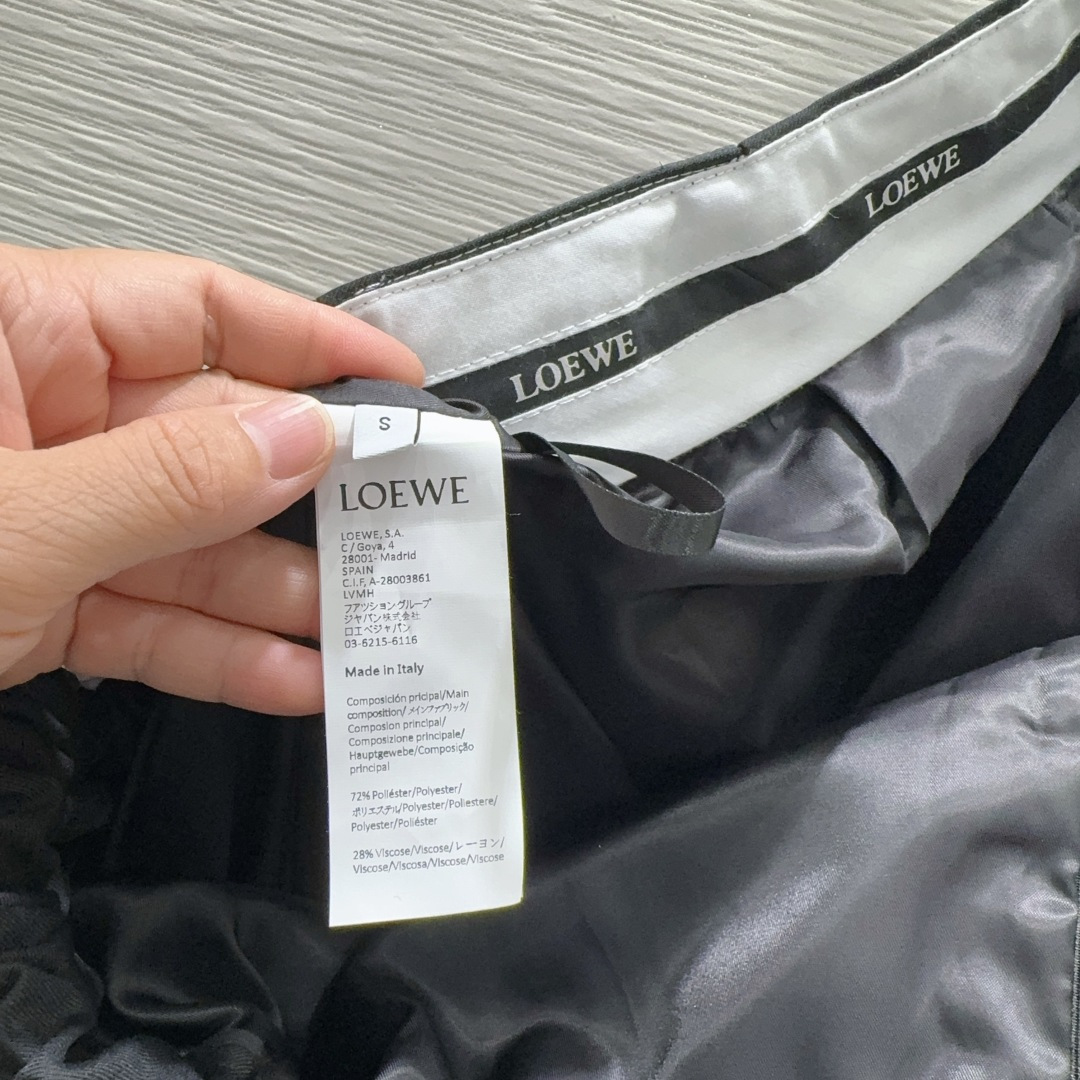 🛍️Loe w*e👑2025FW新款短裙 简洁大气 非常高级的进口质地 仔细看细节 颜色超正👍上身非常飒