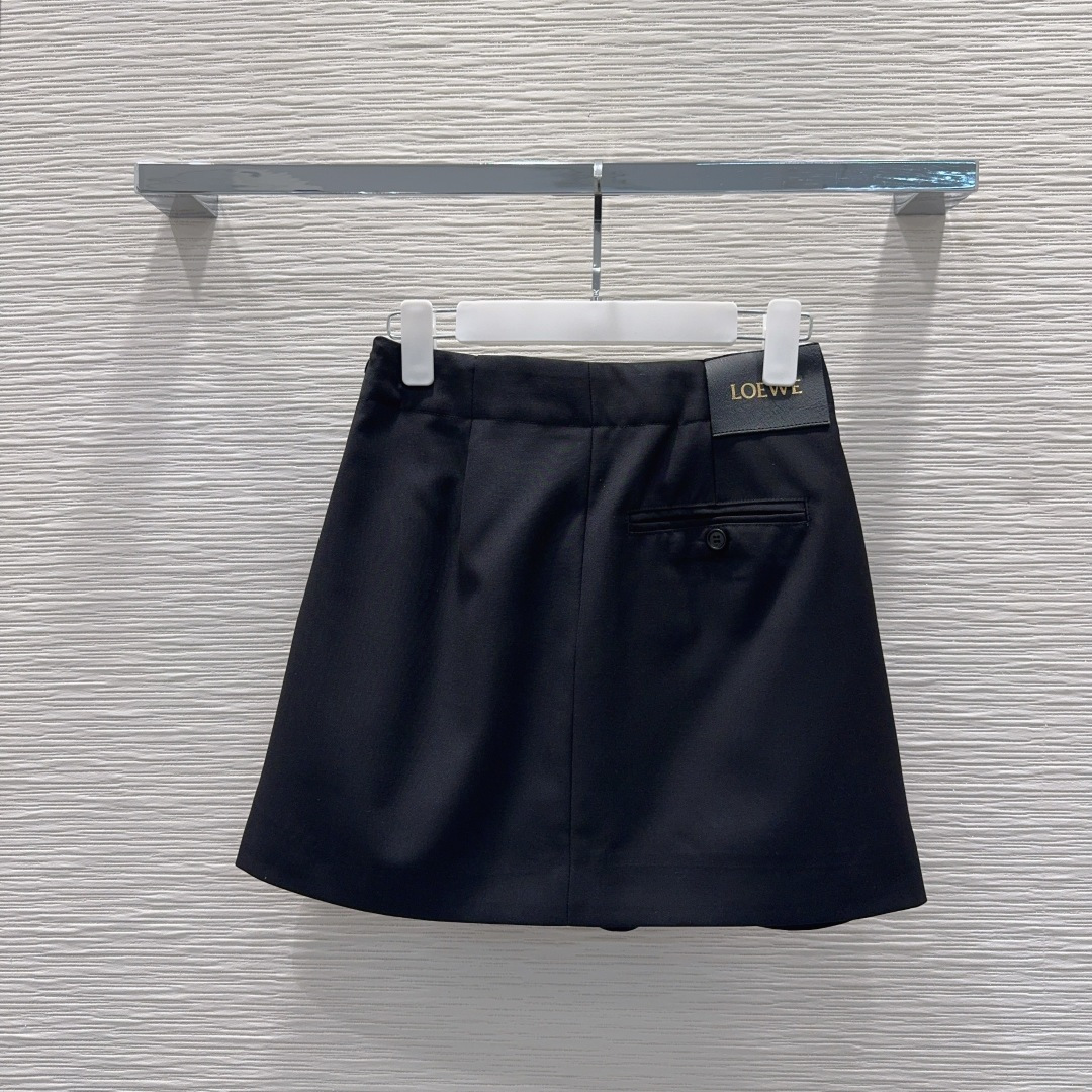 🛍️Loe w*e👑2025FW新款短裙 简洁大气 非常高级的进口质地 仔细看细节 颜色超正👍上身非常飒